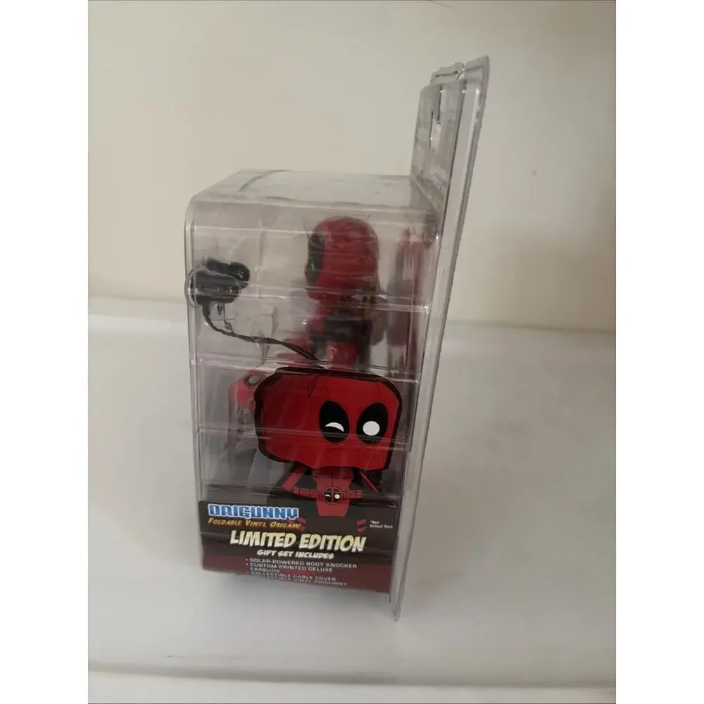 NECA Deadpool Gift Set Limited Edition Bodyknocker Bobblehead & Earbuds